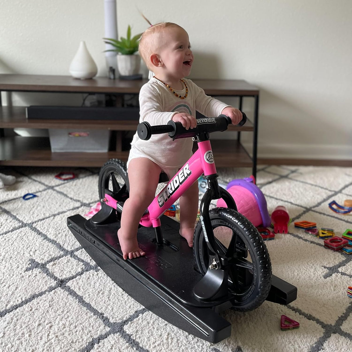Draisienne Strider 12" + Base à bascule - Aide bébé à apprendre à faire du vélo d'équilibre - Pour les enfants de 6 mois à 4 ans - Montage et réglages faciles - Enhanced