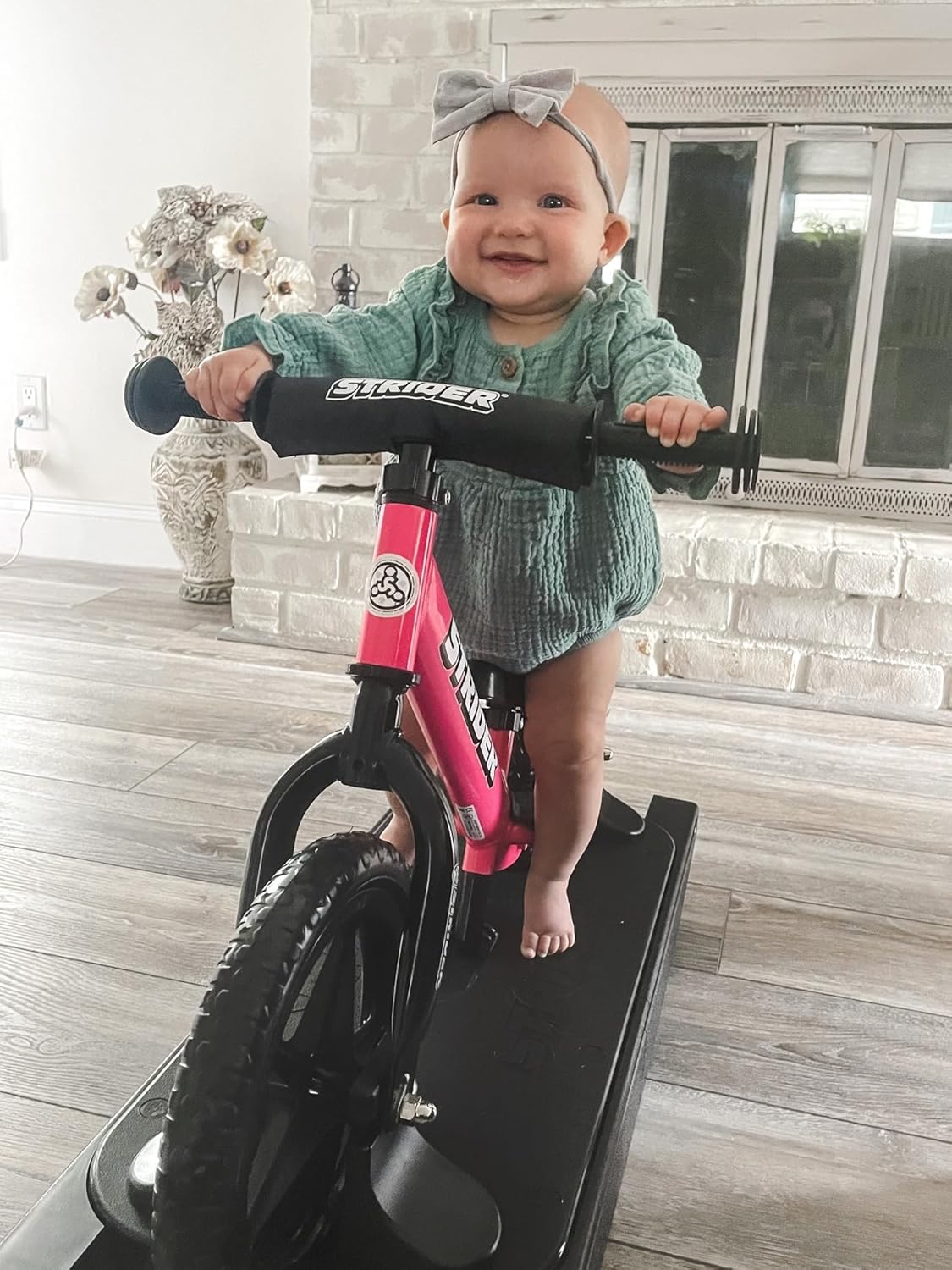 Draisienne Strider 12" + Base à bascule - Aide bébé à apprendre à faire du vélo d'équilibre - Pour les enfants de 6 mois à 4 ans - Montage et réglages faciles - Enhanced