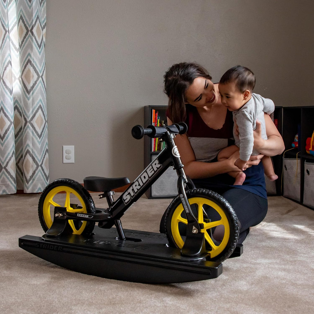 Vélo d'équilibre Strider 12" Pro + base à bascule - Aide bébé à apprendre à faire du vélo d'équilibre - Pour les enfants de 6 mois à 4 ans - Montage et réglages faciles - Enhanced