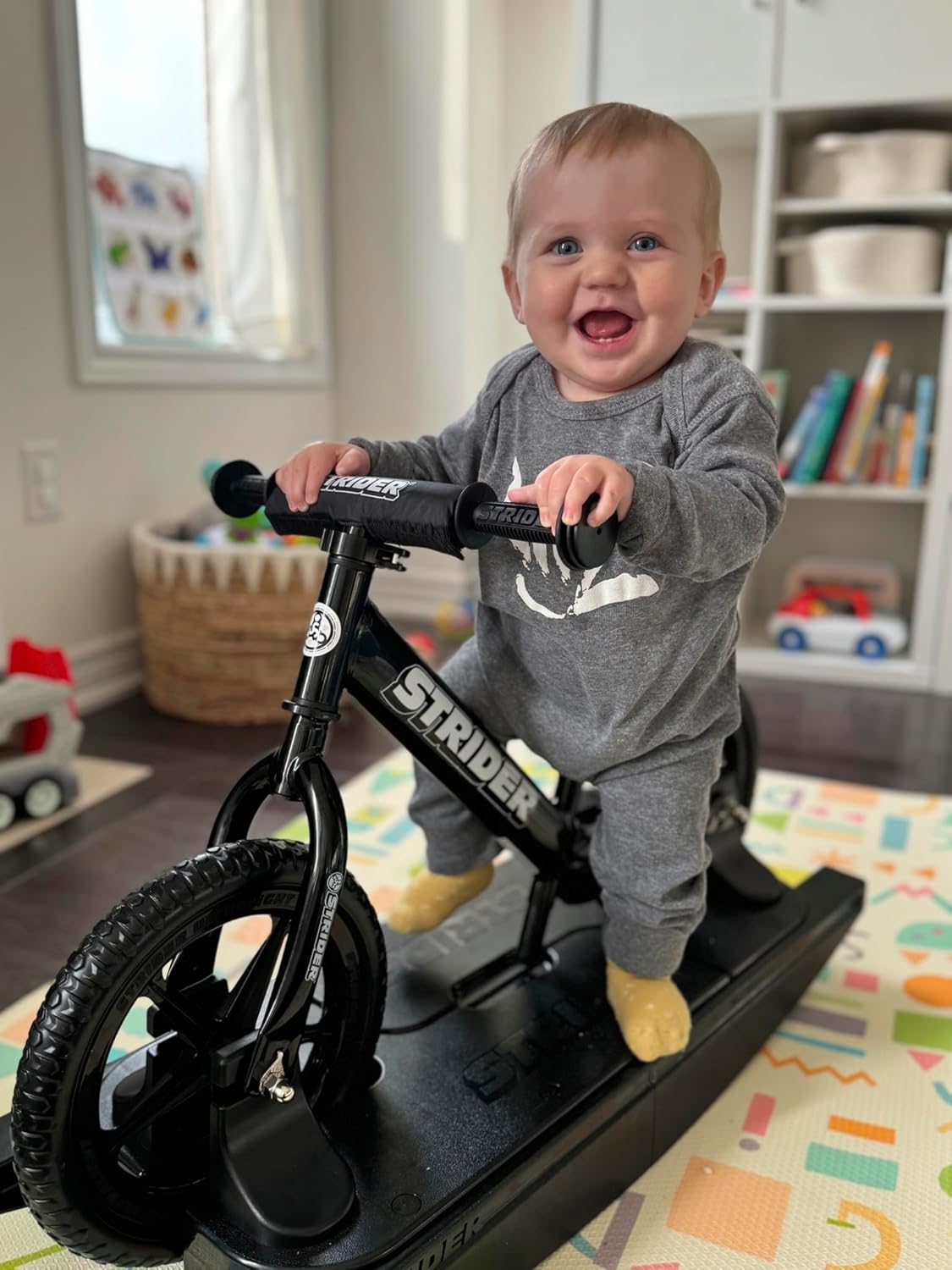 Vélo d'équilibre Strider 12" Pro + base à bascule - Aide bébé à apprendre à faire du vélo d'équilibre - Pour les enfants de 6 mois à 4 ans - Montage et réglages faciles - Enhanced